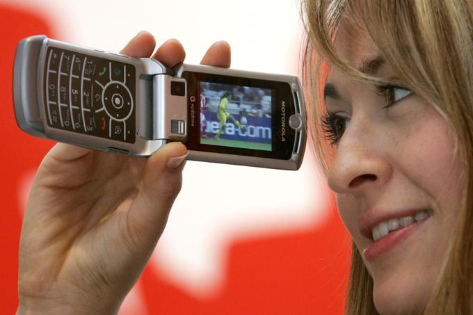 Eden od glavnih razlogov za izjemno priljubljenost Motorole Razr V3 je bil, da je bil mobilni telefon z debelino 13,9 milimetra dolgo najtanjši na trgu. Drugi preklopni telefoni so bili v primerjavi z Razr V3 pravi debeluščki - Nokia 6060 je bila skoraj centimeter debelejša, na primer. | Foto: Reuters