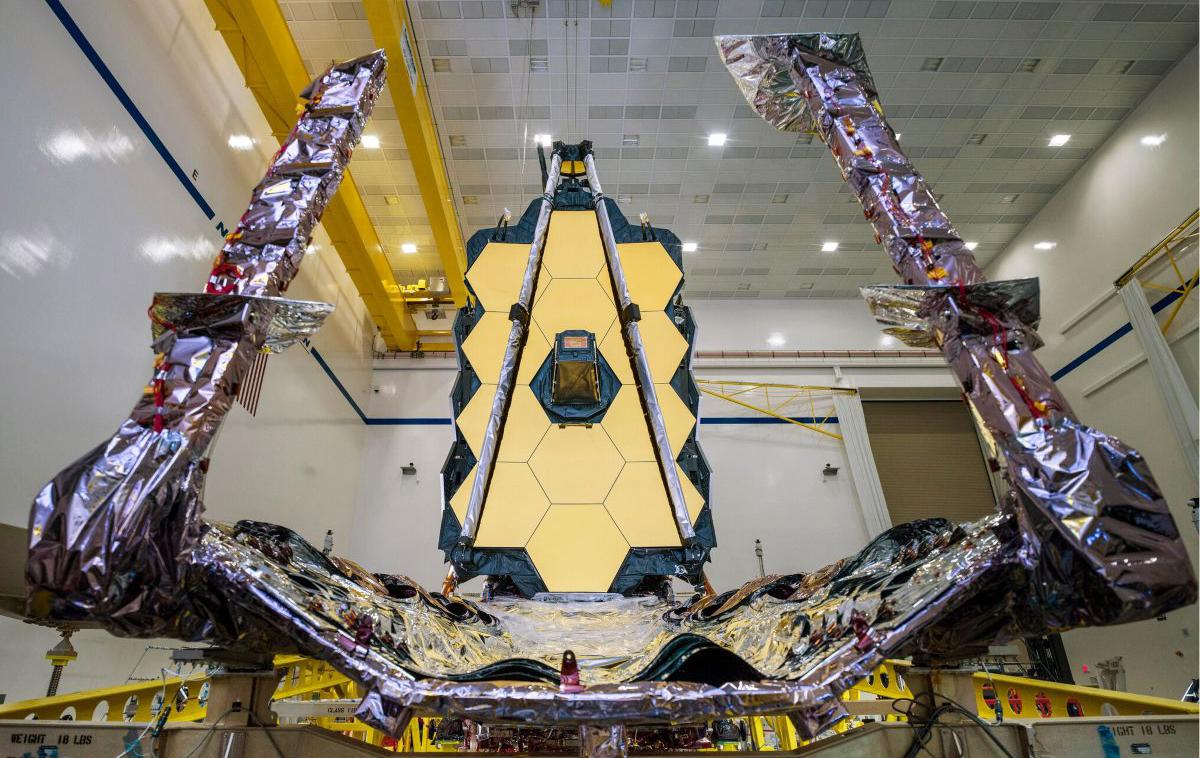 Vesoljski teleskop James Webb | James Webb je v sestavljeni obliki videti mogočno, a to sploh še ni njegova končna podoba, saj mora razpreti še šest dodatnih ogledal. | Foto NASA