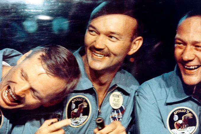 Astronavt Michael Collins (v sredini), ki je pilotiral matično plovilo Columbia, je od Nase dobil ukaz, naj v primeru okvare na pristajalnem modulu, s katerim sta se Lune dotaknila Neil Armstrong (levo) in Buzz Aldrin (desno), odleti domov in ju pusti umreti.  | Foto: Reuters