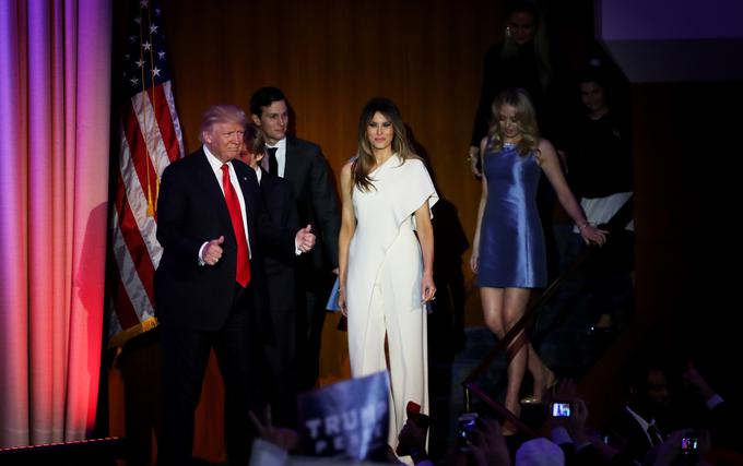 Bel pajac, ki ga je nosila na noč, ko so Donalda izvolili za predsednika, je bil znamke Ralph Lauren. | Foto: Getty Images