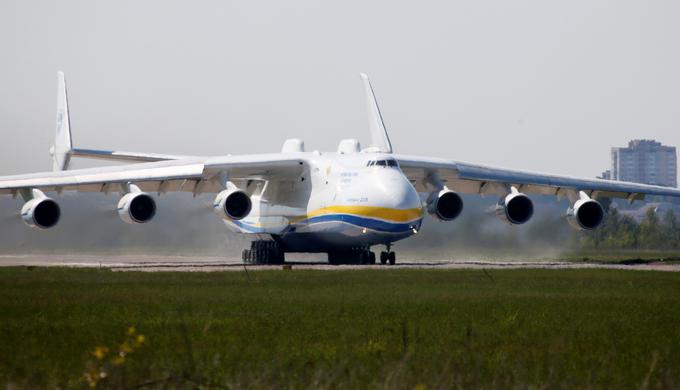 An-225 je dolg 84 metrov, njegov razpon kril znaša 88,4 metra, v višino pa meri 18,1 metra. Upravlja ga šestčlanska posadka. Letalo z osnovno maso 285 ton lahko prevaža 355 ton tovora. Poganja ga šest motorjev, pristajalni mehanizem pa ima kar 32 koles. | Foto: Reuters