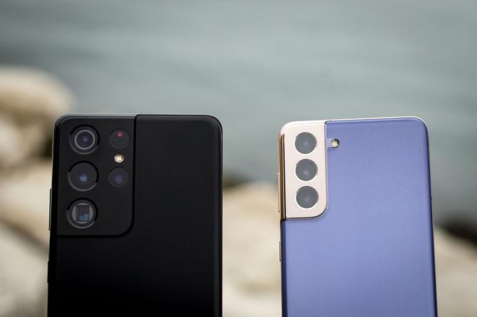 Primerjava zadnjih strani pametnih telefonov Samsung Galaxy S21 Ultra 5G (črni, levo) in "navadnega" Samsung Galaxy S21 5G (modri, desno) | Foto: Ana Kovač