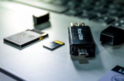 USB in čitalec kartic kompaktne oblike