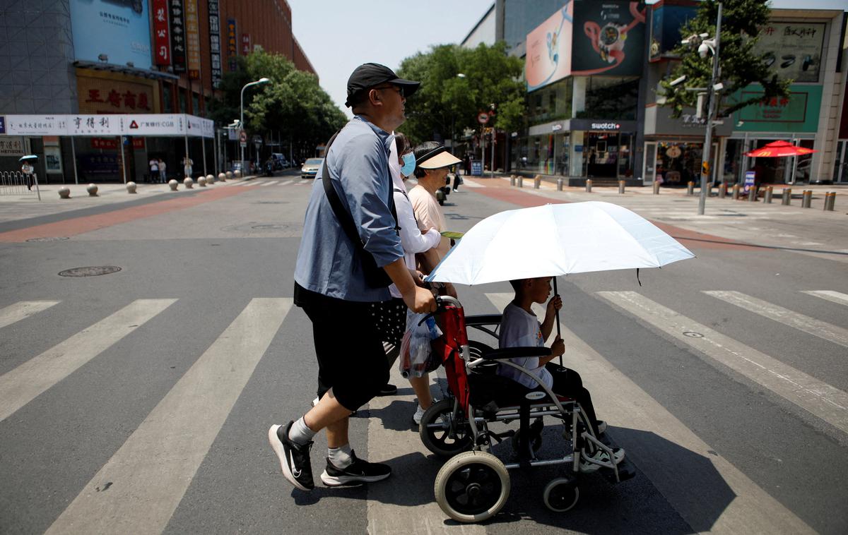 Kitajska, vročina | Temperatura tal je v nekaterih mestih dosegla kar 80 stopinj Celzija. Fotografija je iz kitajskega Pekinga. | Foto Reuters