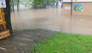Ob obilnih padavinah poplavilo kletne prostore v Ajdovščini in Vipavi