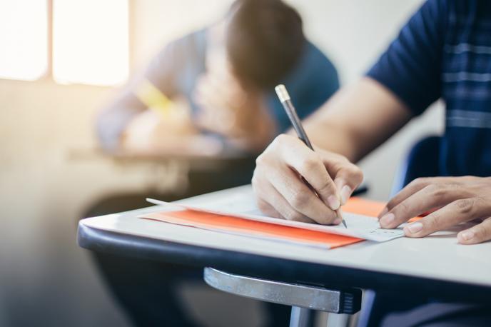 Šola, pisanje, učenci, test | Predlog novele zakona o osnovni šoli sicer predvideva obvezni tuji jezik za prvošolce. Poleg tega predvideva NPZ za tretješolce in določa, da je uspeh na NPZ v devetem razredu lahko eno od meril pri vpisu na srednje šole v primeru omejitev vpisa na srednješolskih programih. | Foto Shutterstock