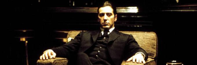 V nadaljevanju sage o družini Corleone spremljamo zgodbi mladega Vita (Robert De Niro), ki v začetku 20. stoletja pripotuje iz Sicilije v New York, ter njegovega naslednika Michaela (Al Pacino), ki poskuša štiri desetletje pozneje razširiti družinske posle v Las Vegas, Hollywod in na Kubo. | Foto: 