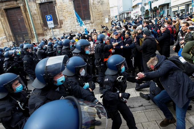 V nemškem mestu Kassel so policisti proti protestnikom uporabili tudi solzivec. | Foto: Reuters