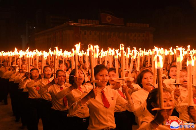 Severna Koreja | V Severni Koreji zaostrujejo ukrepe za preprečevanje širjenja okužb s koronavirusom. Na fotografiji udeleženci na oktobrski proslavi ob 75. obletnici severnokorejske komunistične stranke. | Foto Reuters