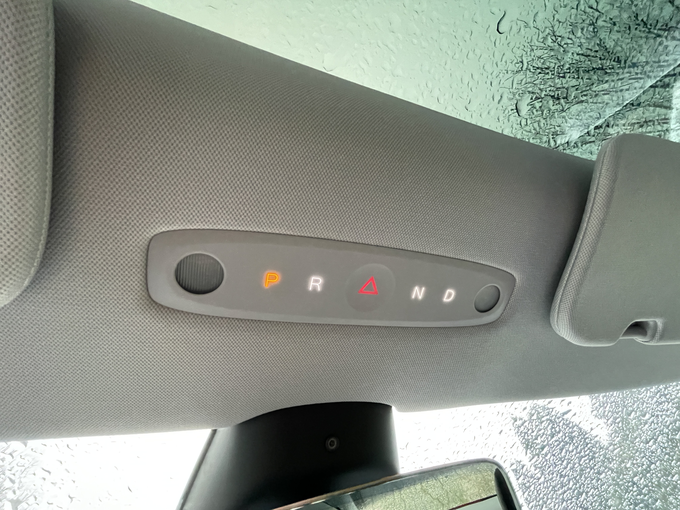 Dodatni gumbi na stropu za upravljanje z brezstopenjskim menjalnikom. To je sicer rezervna možnost, saj se s prestavami upravlja prek sredinskega zaslona. | Foto: Gregor Pavšič