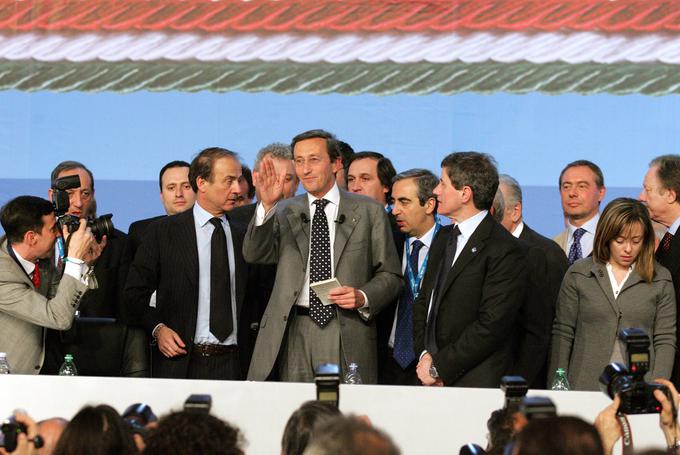 Leta 1995 se je MSI (od leta 1972 uradno MSI-DN: Movimento Sociale Italiano – Destra Nazionale) pod vodstvom Gianfranca Finija (v sredini) preoblikovala v "pofašistično" Nacionalno zavezništvo. To se je leta 2009 za nekaj let "utopilo" v Ljudstvu svobode Silvia Berlusconija. Melonijeva (na fotografiji skrajno desno) se je v Nacionalnem zavezništvu v 90. letih in na začetku 21. stoletja počasi vzpenjala po lestvici. Nekaj let je bila med drugim predsednica strankinega podmladka. | Foto: Guliverimage/Vladimir Fedorenko