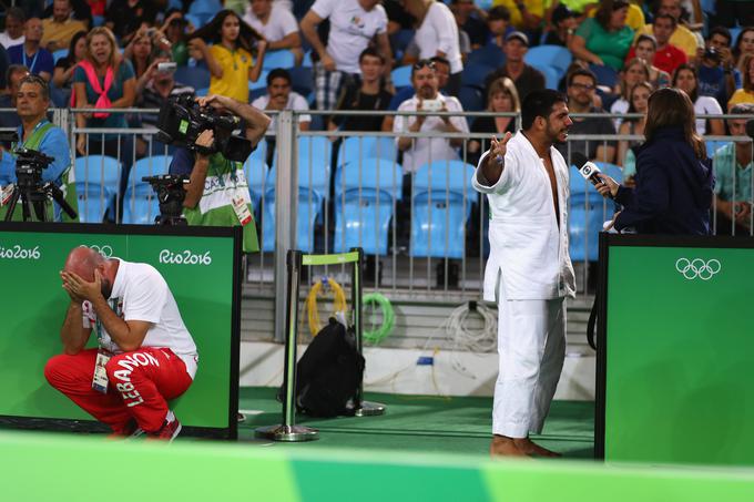 Libanonski tekmovalec v judu Nacif Elias in njegov trener se nista mogla sprijazniti s porazom proti Argentincu Emmanuelu Lucentiju. | Foto: Getty Images