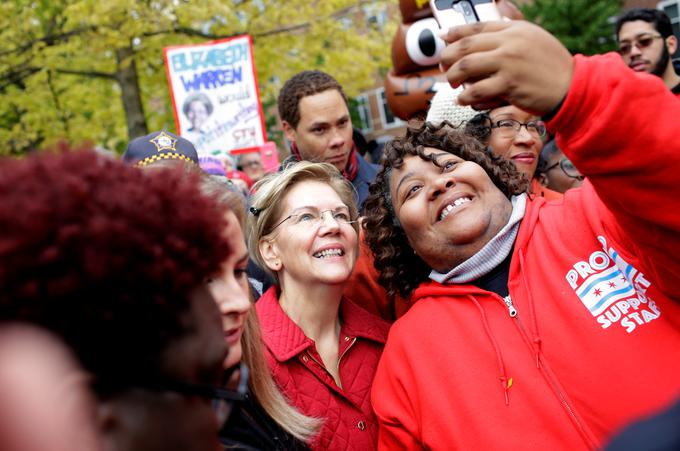Elizabeth Warren v zadnjem obdobju tudi več ur nameni temu, da po koncu zborovanj s svojimi podporniki dela selfije. | Foto: Reuters