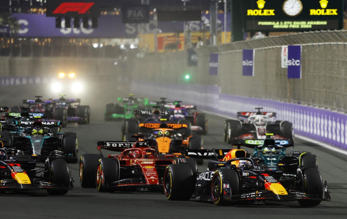 Džeda Max Verstappen Charles Leclerc | Max Verstappen je na štartu zlahka zadržal Charlesa Leclerca. Tega je takoj napadel Sergio Perez. | Foto Reuters