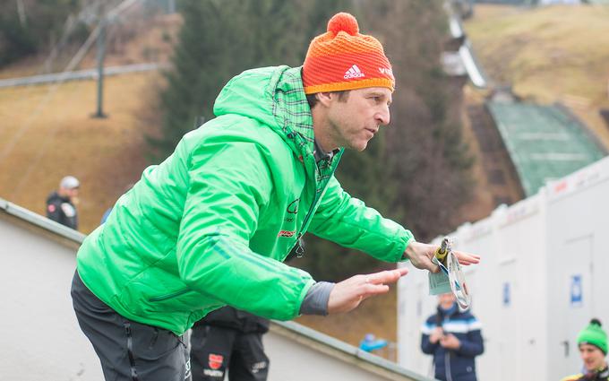Werner Schuster si želi, da bo njegov varovanec v olimpijski sezoni skakal brez bolečin v kolenu. | Foto: Sportida