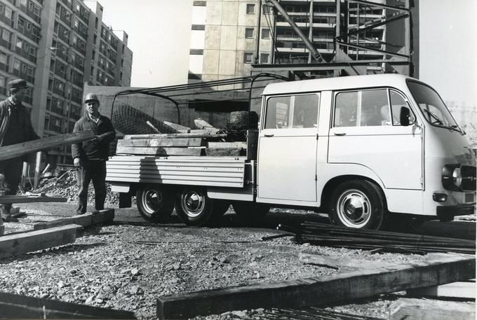 28. aprila 1954 je Upravni odbor Okrajne Zadružne zveze Novo mesto izdal odločbo o ustanovitvi podjetja Agroservis in Motomontaža. Novo podjetje je začelo sestavljati lahka gospodarska vozila po kooperacijski pogodbi z nemškim podjetjem DKW. Kmalu se je ob znaku DKW na pokrovih motorjev znašel tudi znak MM, Motomontaža. Leta 1959 se je tovarna preimenovala v Industrijo motornih vozil (IMV).  | Foto: 
