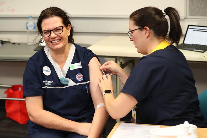 V Avstraliji  v iskanju rešitve, ki bi zmanjšala možnost za okužbo s koronavirusom, preizkušajo zanimivo kombinacijo. Prostovoljci, ki so sicer že cepljeni proti gripi, prejmejo tudi cepivo BCG oziroma cepivo proti tuberkulozi.  | Foto: Getty Images