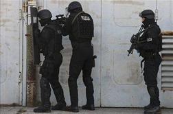 Policisti s puškami "obkolili" Savsko naselje