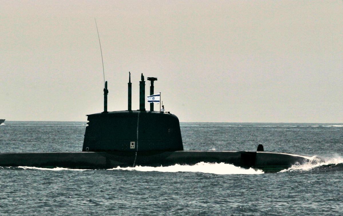Izraelska podmornica | Nemčija že leta Izraelu dobavlja najsodobnejše podmornice. Tehnološko vrhunski pogonski sistemi nemških podmornic omogočajo dolge faze prikritega podvodnega delovanja, zaradi česar so te podmornice najboljša alternativa podmornicam na jedrski pogon. Lahko imajo tudi navpične izstrelitvene cevi za izstreljevanje težjih raket. | Foto Guliverimage