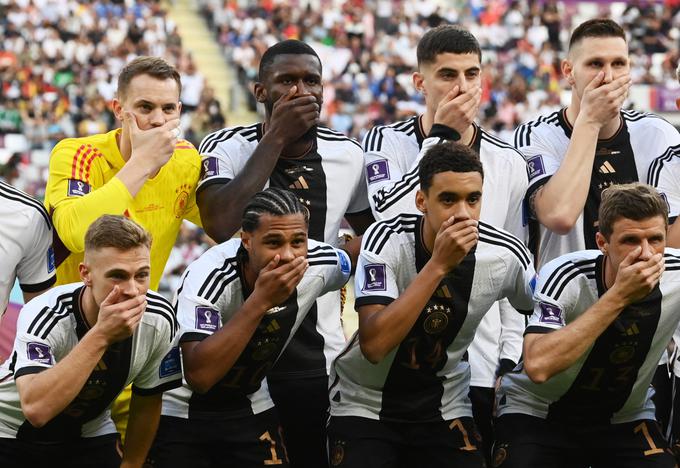 V odgovor na odziv Fife so si nemški igralci pred prvo tekmo skupinskega dela proti Japonski (1:2) pokrili usta, ko so pozirali za uradno ekipno fotografijo. | Foto: Reuters