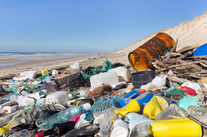 Kar 8 milijonov ton plastičnih odpadkov pristane v morju. | Foto: 