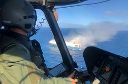 Goreča ladja v Atlantiku: ogenj še divja, gasilci ne morejo nanjo