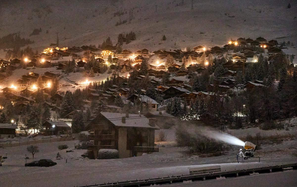 Smučarski kraj Verbier v Švici | V med Britanci zelo priljubljenem smučarskem središču Verbier so švicarske oblasti pred božičem odredile karanteno za skupno 420 britanskih gostov.  | Foto Reuters