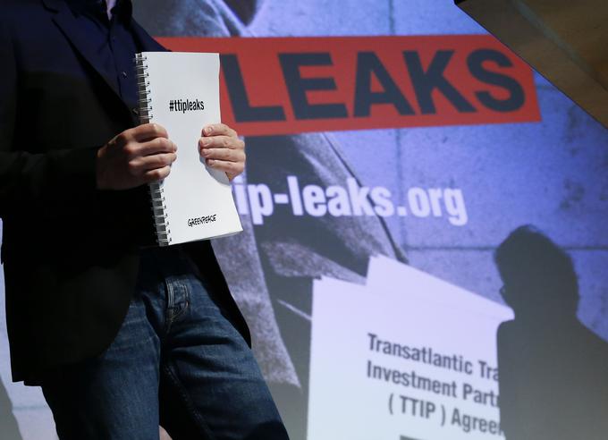 Okoljevarstvena organizacija Greenpeace je ta teden objavila dele čezatlantskega trgovinskega in naložbenega sporazuma (TTIP), o katerem se v strogi tajnosti pogajajo ZDA in Evropska unija. Iz njih je med drugim razvidno, da ZDA v pogajanjih močneje pritiskajo na EU, kot je bilo znano do zdaj. | Foto: Reuters