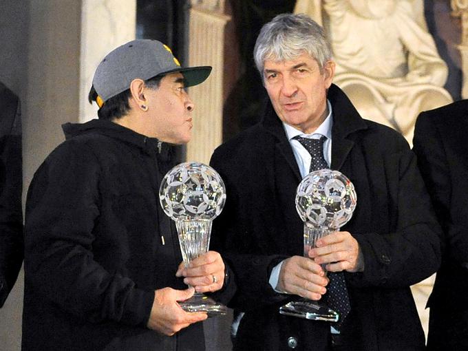 V družbi Diega Maradone - tudi on je bil svoj čas svetovni rekorder, tudi on je prejel zlato žogo in tudi on je umrl letos - ob sprejetju v italijansko nogometno hišo slavnih januarja 2017. | Foto: Reuters