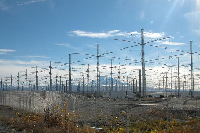 Sistem anten HAARP na Aljaski, v ozadju je viden skoraj 5.000 metrov visok ognjenik Sanford. | Foto: Thomas Hilmes/Wikimedia Commons