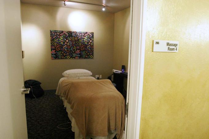 Prostor, kjer si lahko zaposleni med delovnim časom privoščijo masažo. Sodeč po tabli ob vratih imajo na sedežu Googla vsaj štiri take prostore.  | Foto: Reuters