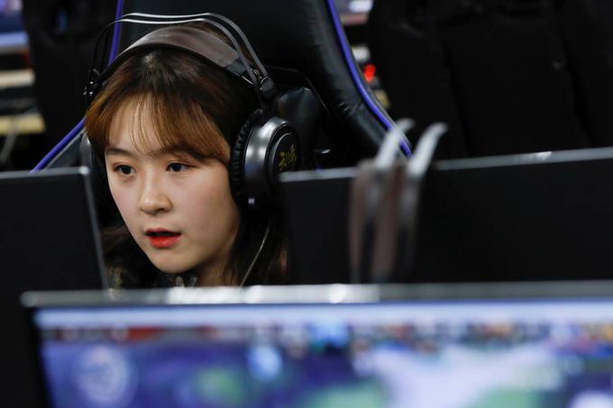Ker sta obe igri v prvi vrsti namenjeni igranju prek internetne povezave z drugimi igralci iz mesa in krvi, sta v Južni Koreji, kjer je v družbi globoko zakoreninjena tekmovalnost, postali takojšnji uspešnici in veljata za začetnici revolucije, po kateri so tekmovanja v računalniških igrah postale nacionalni šport Južne Koreje. | Foto: Reuters