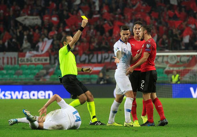 Turek Cuneyt Cakir je Andreasu Ulmerju pokazal rumeni karton in razbesnel slovenske navijače. | Foto: Reuters