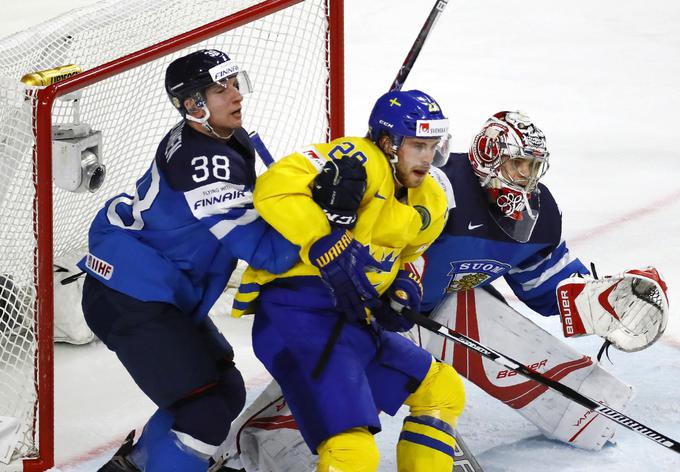 Finske sanje o finalu so končali Švedi, ki so zasluženo slavili s 4:1. Finci se lahko zahvalijo tudi vratarju Harriju Sateriju, da njihov poraz ni bil še občutnejši. | Foto: Reuters
