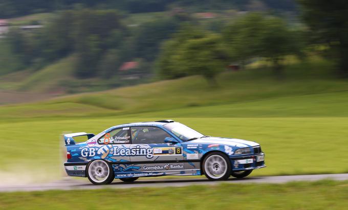 Kljub napaki na eni izmed uvodnih hitrostnih preizkušenj, ko je pri minimalni hitrosti udaril v robnik in poškodoval kolo, je v diviziji III spet zmagal Aleš Zrinski (BMW M3). Njegov glavni tekmec Domen Agnič (BMW M3) je moral tudi tokrat odstopiti. | Foto: Gregor Pavšič