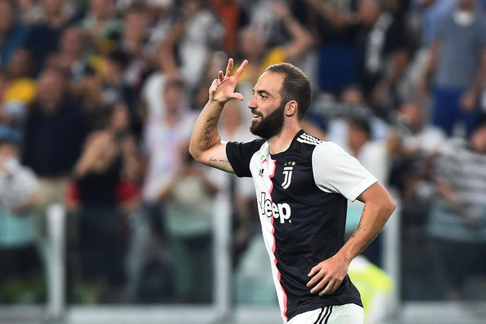 Gonzalo Higuain | Drugi gol za Juventus je dosegel Gonzalo Higuain, nekdanji ljubljenec navijačev Napolija, ki so Argentincu močno zamerili selitev v Torino. Proti Napoliju je dosegel že šest zadetkov. | Foto Reuters