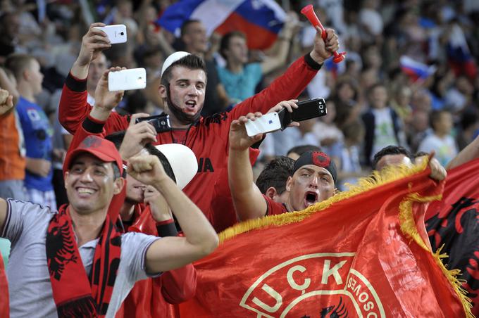 Pred sedmimi leti na dvoboju med Slovenijo in Albanijo ni manjkalo gostujočih navijačev. | Foto: Reuters
