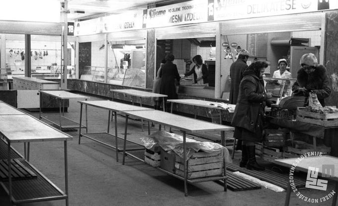 Tržnica v Linhartovem podhodu iz decembra leta 1979 | Foto: Svetozar Guček, hrani: MNZS