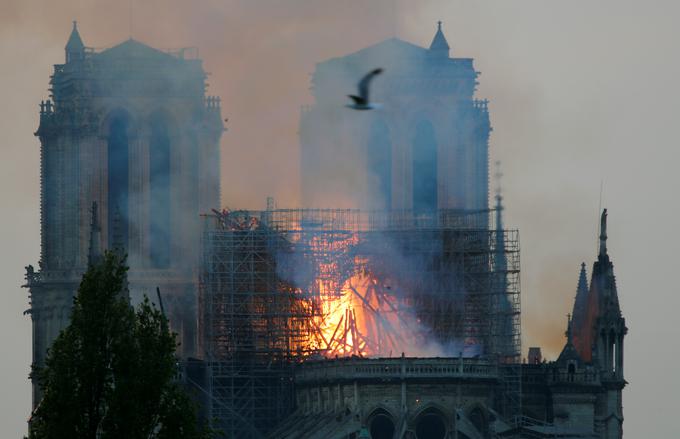 Ljudje so bili lahko ob požaru kratkoročno izpostavljeni svincu predvsem z vdihavanjem in v določeni meri prek posedlega prahu. | Foto: Reuters