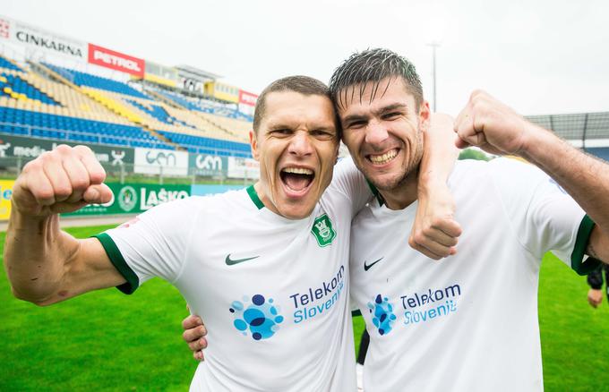 Kapetan Darijan Matić bo po tekmi s Krko dvignil pokal, Rok Kronaveter pa skušal gledalcem na polnih Stožicahp okazati, zakaj je bil izbran za najboljšega nogometaša Prve lige Telekom Slovenije. | Foto: 