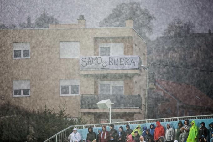 O tem, kako močne so bile padavine med srečanjem, priča tudi fotografija bližnjih zgradb v okolici štadiona, na katerih ni manjkalo podpore Kekovim izbrancem. | Foto: Vid Ponikvar