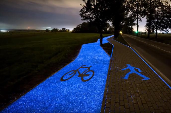 Ponoči osvetljena kolesarska pot | Foto YouTube