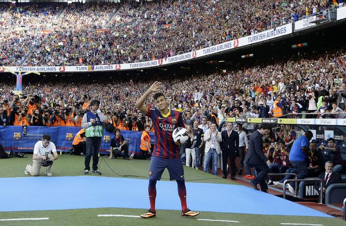 Takole je Neymar mahal navijačem Barcelone ob prihodu. Zdaj se od njih poslavlja. | Foto: Reuters