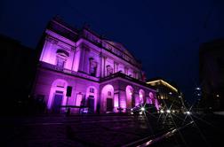 Podnebni aktivisti z barvami zamazali vhod milanske operne hiše La Scala