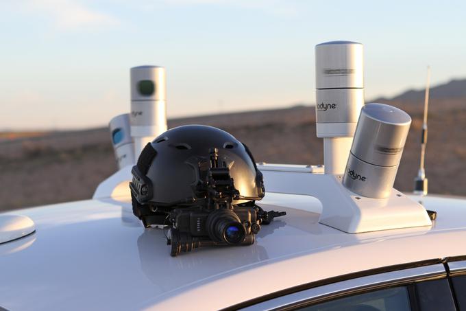 Oprema za preizkus nočne avtonomne vožnje: lidar za vozilo (srebrni valji na belem strešnem prtljažniku) in čelada s sistemom za nočni vid za inženirje. | Foto: Ford