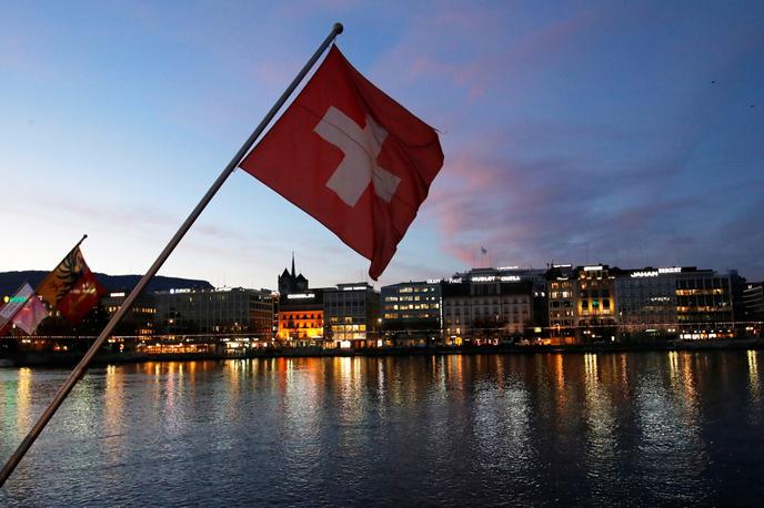 Švica, švicarska zastava, Ženeva | Švicarji so podprli podnebni zakon,  katerega cilj je usmeriti državo k ogljični nevtralnosti do leta 2050. | Foto Reuters