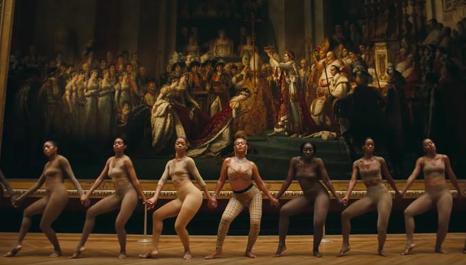 Beyonce s plesalkami pred delom Jacquesa-Louisa Davida Kronanje Napoleona in Jožefine, ko prepeva "I can't believe we made it" (Ne morem verjeti, da nam je uspelo, op. p.). | Foto: YouTube