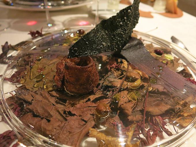 Jesensko-zimska glavna jed: brancin v rožičevi moki, krema topinamburja in vijoličastega korenja, skorja iz sipinega črnila in olive taggiasce | Foto: Miha First