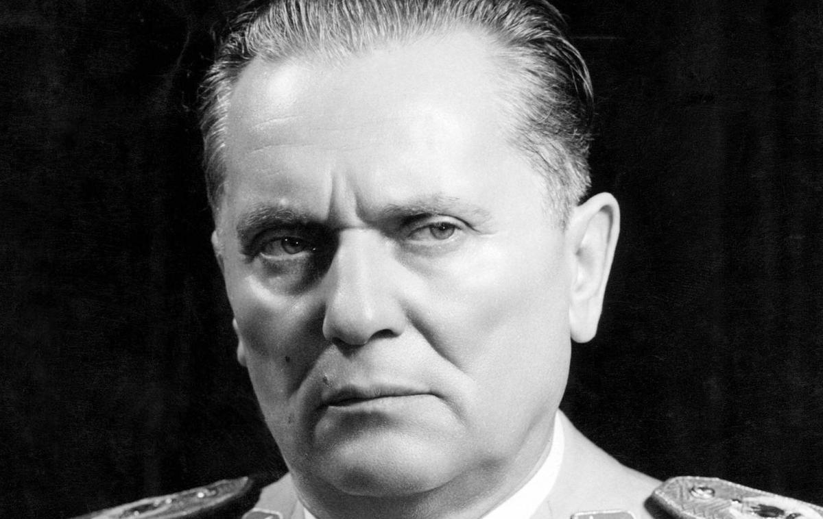 Josip Broz-Tito | Tito se je javno opredeljeval za Hrvata, toda njegova nenavadna oziroma svojevrstna srbohrvaščina je pri naravnih govorcih srbohrvaščine včasih vzbujala pomisleke ter bila podlaga za teorije zarot o lažnem Josipu Brozu - Titu. | Foto Guliverimage