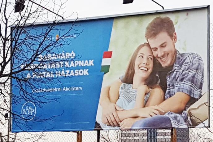 Distracted boyfriend | Dekle in fanta s fotografije na madžarskih oglasnih tablah večina pozna po skrajnem nasprotju čustev, ki si jih izkazujeta tukaj.  | Foto Valerie Hopkins / Twitter